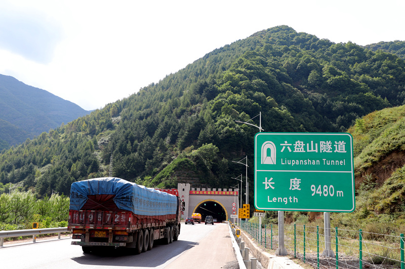 G22青兰高速六盘山牚w隧道路面? /></div></li>
<li><div id=